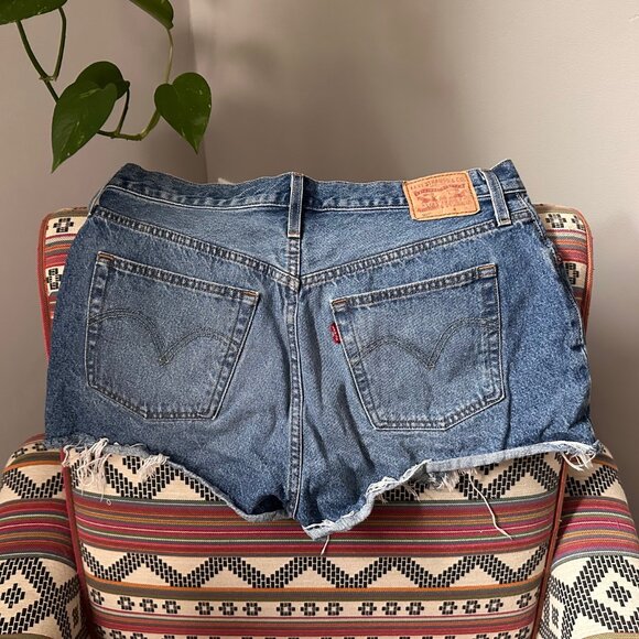 Levi's Women's 501 Original Shorts - Size 33 - Picture 3 of 4